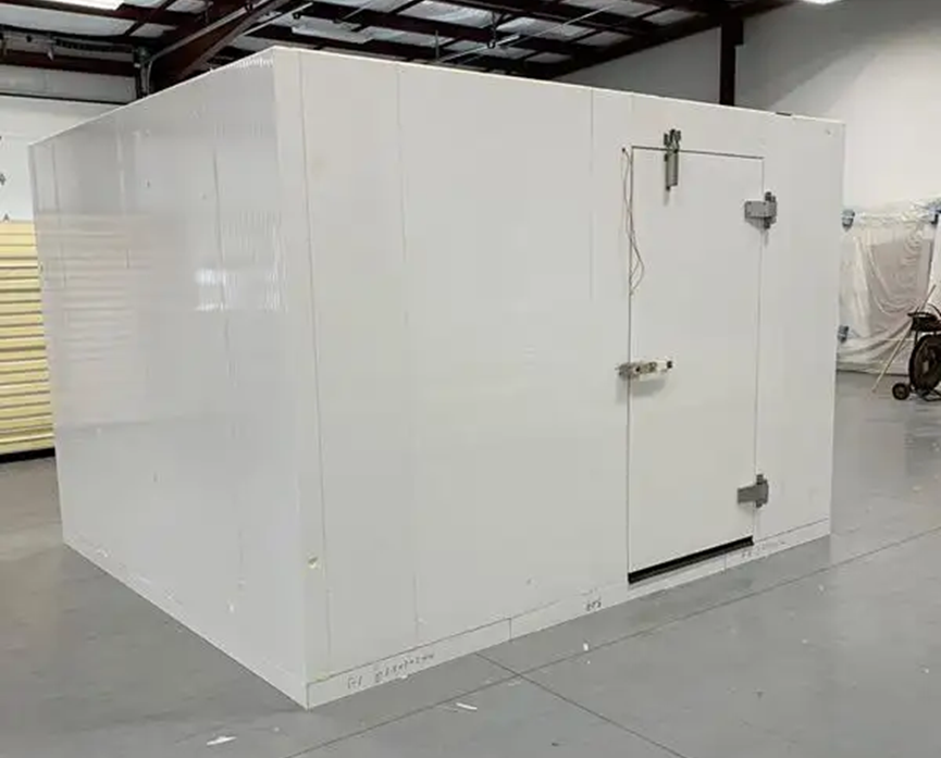 Walk-in cooler with refrigeration equipment