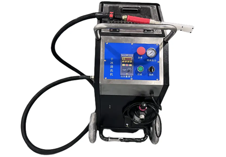 Portable dry ice blasting machine